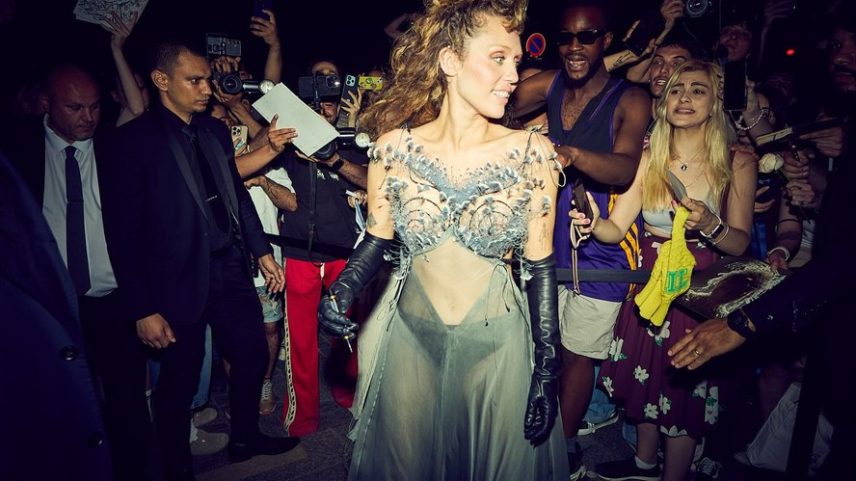 Miley Cyrus reinventa a moda francesa com vestidos transparentes e sandálias de tiras (Foto: Reprodução Instagram)