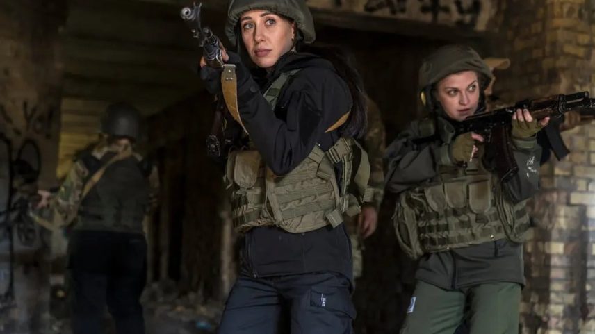 Mulheres participando de um curso sobre armas de fogo e combate urbano em uma floresta perto da capital da Ucrânia, Kiev (Foto: Brendan Hoffman / The New York Times)