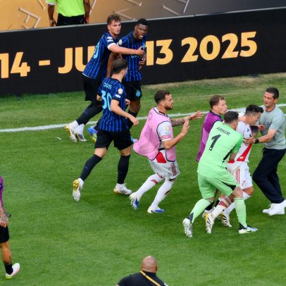 Confusão marca fim de jogo entre Inter e River, com argentino sendo contido em campo