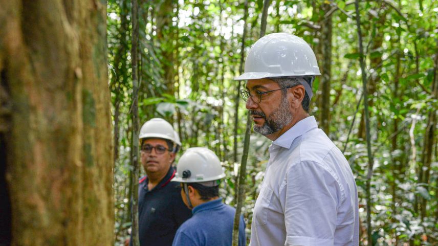 Visita do governador Clécio Luís e do senador Davi Alcolumbre ao projeto de exploração de madeira em assentamento agroextrativista, em Mazagão (AP), em 22 de janeiro de 2024 (Foto: Governo do Amapá/Divulgação)