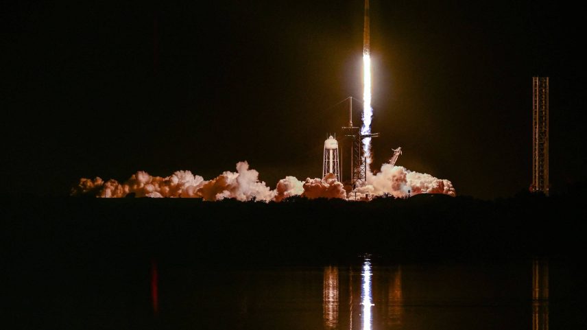 O foguete Falcon 9, da SpaceX, deixa a base de lançamento da Nasa em Cabo Canaveral, na Flórida (Foto: Giorgio Viera/AFP)