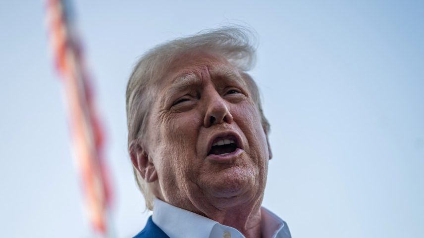 O presidente dos EUA, Donald Trump, fala com jornalistas ao deixar a Casa Branca rumo à cúpula da Otan, em 24 de junho de 2025 (Foto: Allison Robbert/The New York Times)