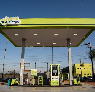 Ambipar inicia abastecimento de veículos com etanol produzido a partir de resíduos