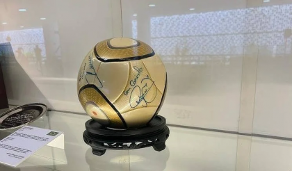 A bola assinada pelo jogador Neymar Jr. já foi devolvida à Câmara dos Deputados. (Foto: Reprodução)