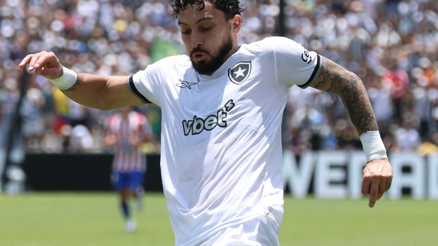 Alex Telles, lateral do Botafogo, em ação contra o Atlético de Madri, pelo Mundial de Clubes 2025 (Foto: Patrick T. Fallon / AFP)