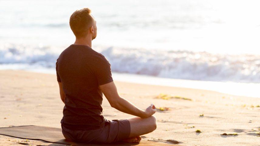 Segundo o escritor, além de auxiliar na melhora da atenção, a prática da meditação pode ser utilizada para treinar a compaixão, a generosidade, o altruísmo, a bondade e a empatia. São todas qualidades de um ser pleno — Foto: Freepik