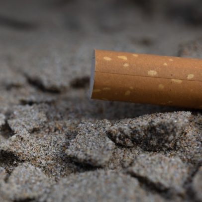 Banhistas ignoram proibição e seguem fumando em praias da França
