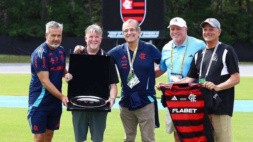 Presidente Bap em homenagem à universidade que abrigou o Flamengo para treinos (Foto: Flamengo)