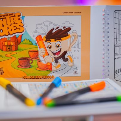 Livros de colorir cristãos fazem sucesso com 'Café com Deus Pai – Entre Cores'