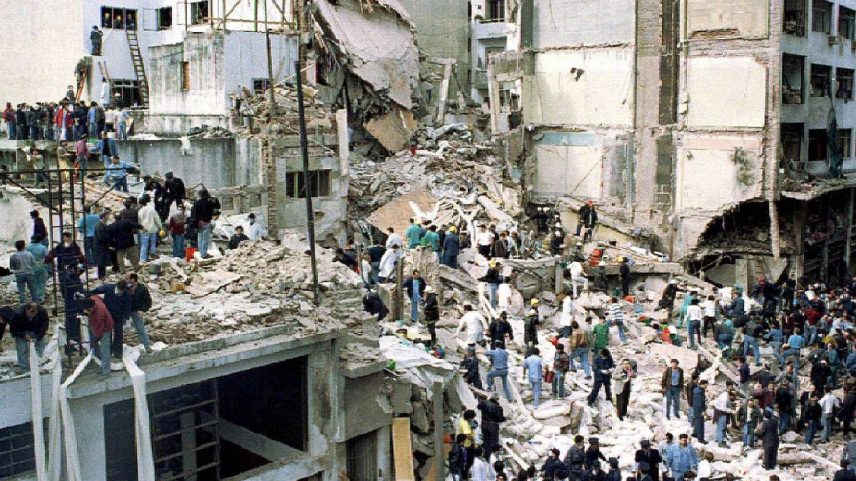 Equipe de resgate trabalha sobre escombros do prédio da Amia (Associação Mutual Israelita Argentina), em Buenos Aires (Foto: Enrique Marcarian - 18.jul.94/Files/Reuters)