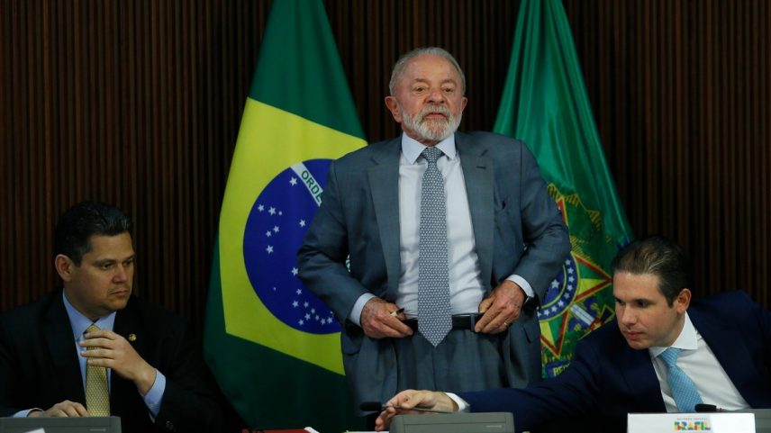 Lula ao lado de Hugo Motta e Davi Alcolumbre (Foto: Cristiano Mariz/Agência O Globo)