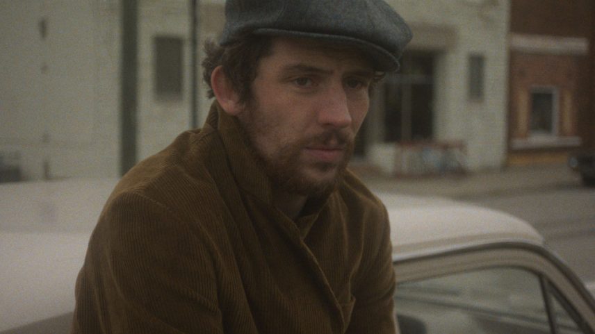 Josh O'Connor em The Mastermind. ©2025 Mastermind Movie Inc./Courtesy Mubi (Foto: 2025 Mastermind Movie Inc./Courtesy Mubi)
