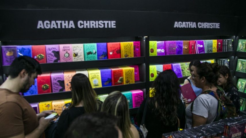 Os livros de Agatha Christie dispostos no estande da Harper Collins na Bienal do Rio (Foto: Guito Moreto/Agência O Globo)