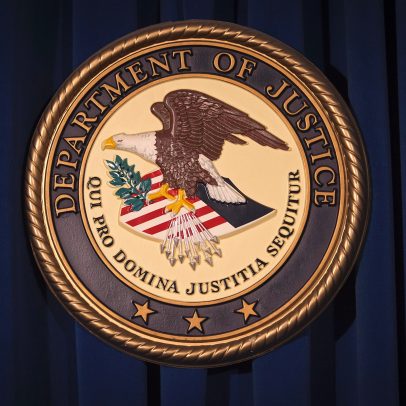 Trump propõe revogar cidadania de naturalizados condenados por crimes