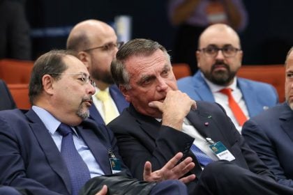 Advogado Celso Vilardi ao lado do ex-presidente Jair Bolsonaro (PL) no julgamento da denúncia no plenário da Primeira Turma do STF. (Foto: Antonio Augusto/STF)