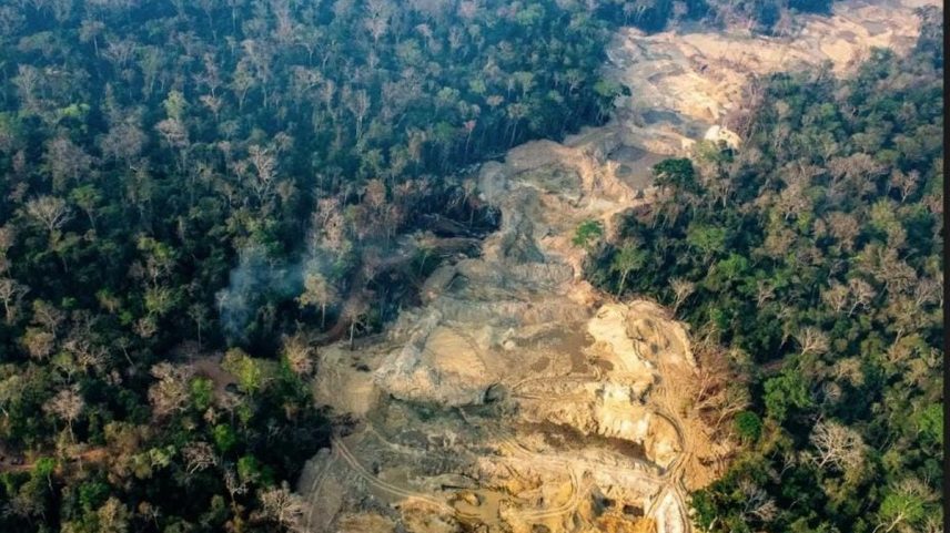 Rastro de destruição deixada pelo garimpo na Terra Indígena de Sararé (Foto: Fabio Bispo/Greenpeace)