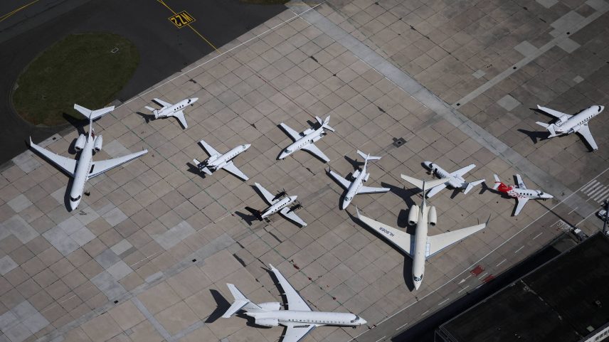 Vista aérea mostra jatos particulares na pista do Aeroporto Le Bourget, perto de Paris, na França (Foto: Sarah Meyssonnier - 17.jun.25/Reuters)