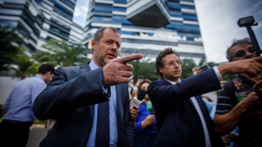Advogados de Bolsonaro falam à imprensa após o próprio deixar a PF. Na foto: Fabio Wajngarten e Paulo Bueno (Foto: Brenno Carvalho / Agência O Globo)