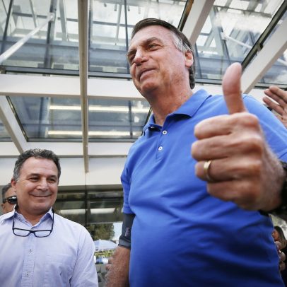 Bolsonaro continua em casa com soluços após mal-estar no feriado