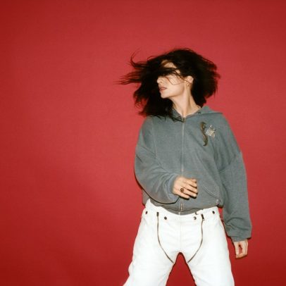 Lorde revela canção que a inspirou e sugere faixas deluxe em novo projeto