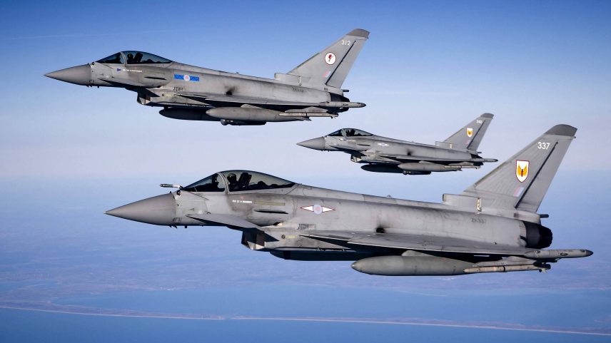 Caças Eurofighter Typhoon britânicos participam, com sinalizações de forças inimigas falsas, de exercício militar sobre o mar do Norte, em abril deste ano (Foto: Sem van der Wal - 2.abr.2025/AFP)