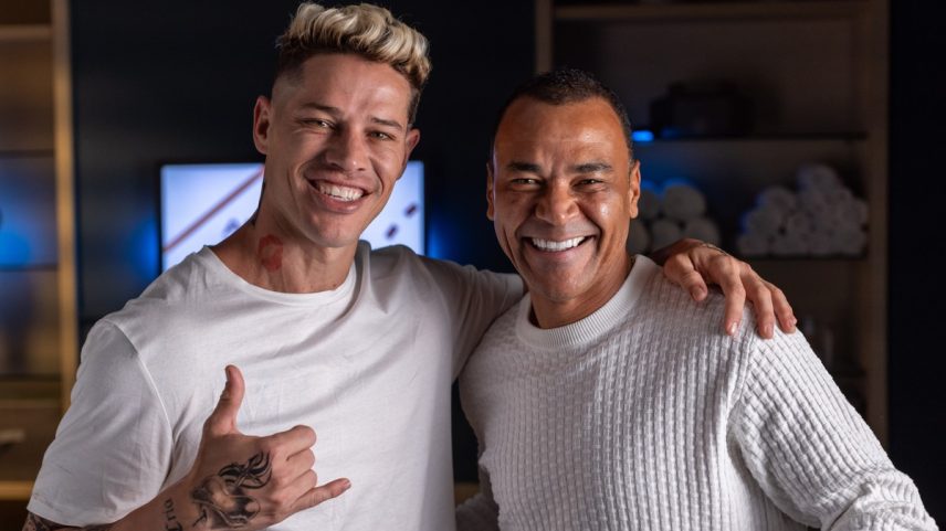 José Loreto e Cafu posam nos bastidores da série 'Jogo cruzado' (Foto: Divulgação/Disney+)