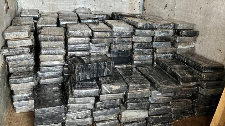 Um caminhoneiro foi preso enquanto transportava mais de três toneladas de maconha (Foto: SSP-SP)