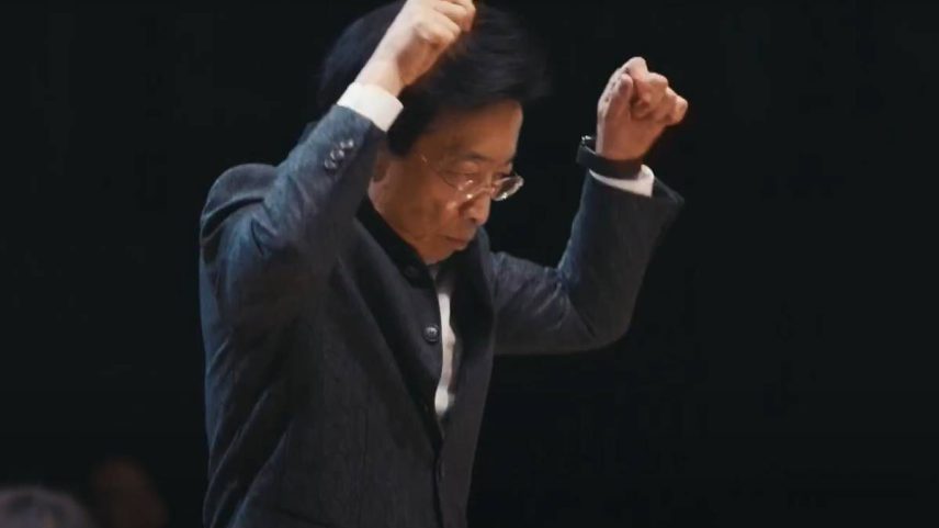 Mandle Cheung rege a orquestra Mandle Filarmônica (Foto: Reprodução/YouTube)