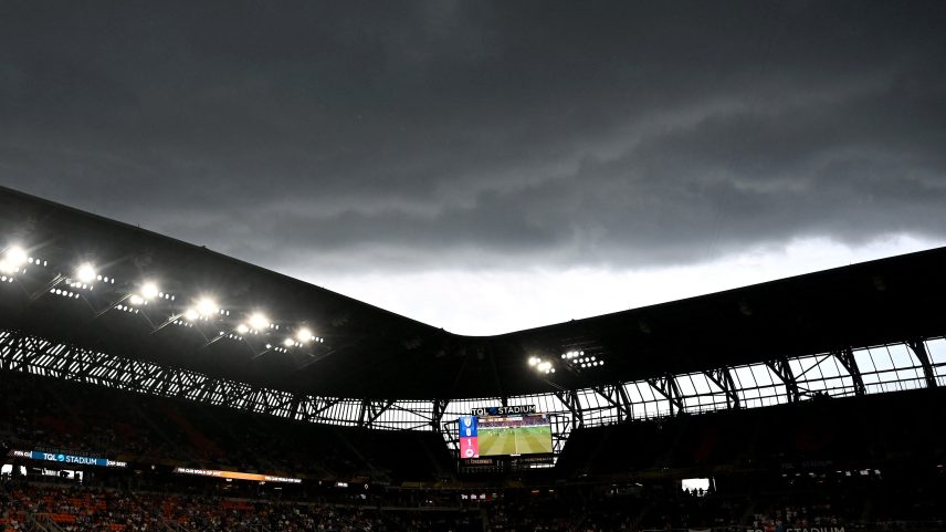 Salzburg x Pachuca, jogo no TQL Stadium, foi paralisado diante das condições climáticas (Foto: Paul ELLIS / AFP)
