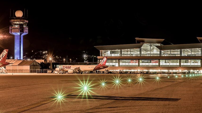 Aeroporto Internacional de Guarulhos/São Paulo à noite, com vista da pista e da torre de controle (Foto: Caiomelow/CC)