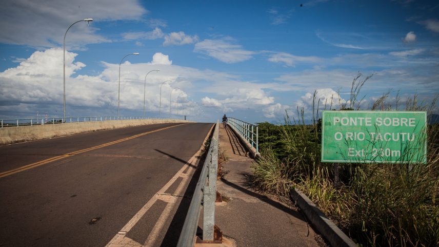Ponte do Rio Tacutu, na fronteira entre Guiana e Brasil: em um lado se dirige à direita e no outro à esquerda (Foto: Bruno Santos/ Folhapress)