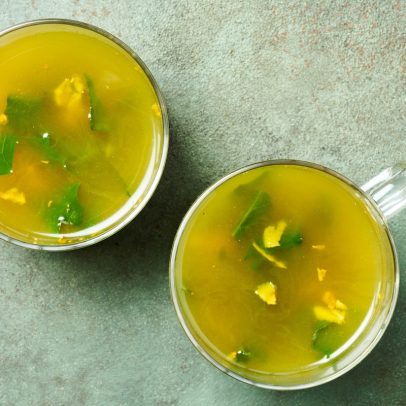 Aprenda a preparar caldo de osso nutritivo e anti-inflamatório rico em colágeno