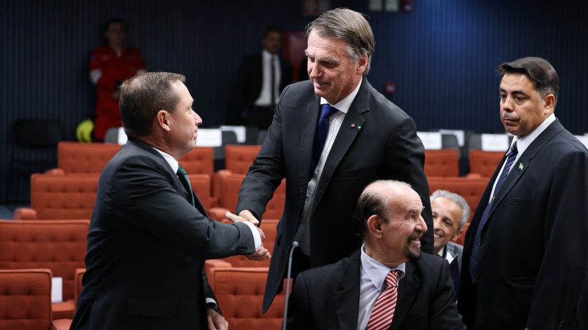 Jair Bolsonaro cumprimenta Mauro Cid antes de interrogatório no STF em ação sobre golpe (Foto: Ton Molina/STF)