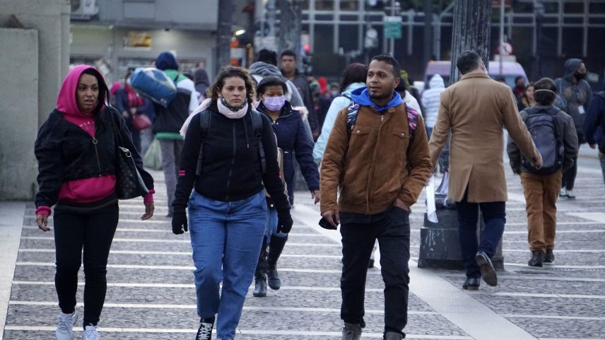 Inverno em São Paulo: frente fria traz quedas de temperatura e risco de chuvas fortes (Foto: Frio SP/Getty Images)