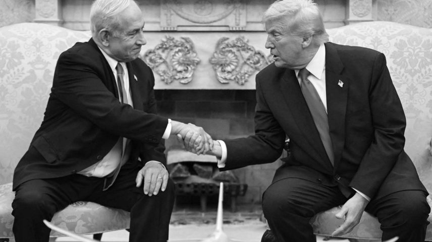 Binyamin Netanyahu, premiê de Israel, e Donald Trump, presidente dos EUA, em Washington (Foto: Saul Loeb - 7.abr.25/AFP)