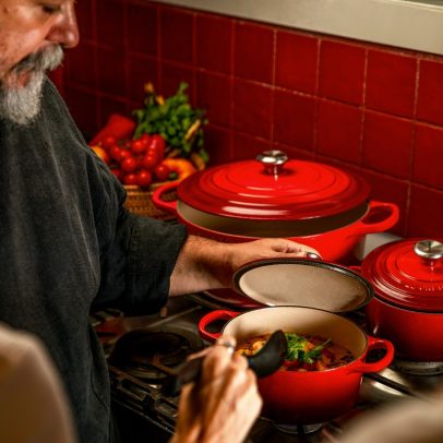 Chef ensina turistas a preparar moqueca no Vila da Santa em Búzios