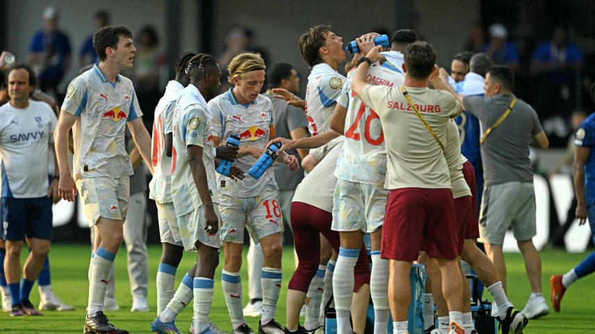 Jogadores do RB Salzburg se refrescam durante pausa na partida contra o Al Hilal no Audi Field, em Washington (Foto: Roberto Schmidt - 22.jun.2025 /AFP)