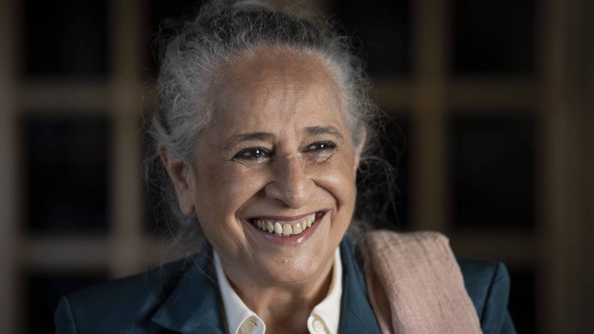 A cantora baiana, que completa 60 anos de carreira, durante conversa no Rio (Foto: Eduardo Anizelli/Folhapress)