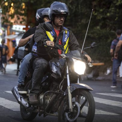 Tarcísio sanciona lei que permite a prefeituras proibir mototáxi em SP