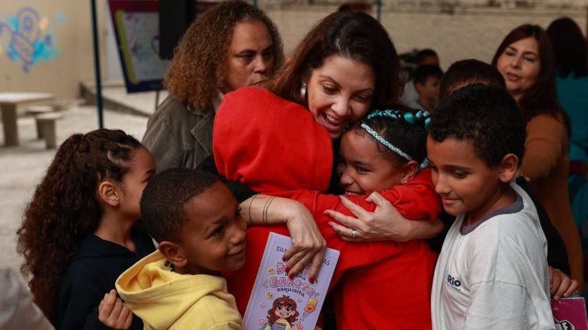 Aquele abraço. Thalita Rebouças com alunos de escola no Jardim Botânico (Foto: Divulgação)