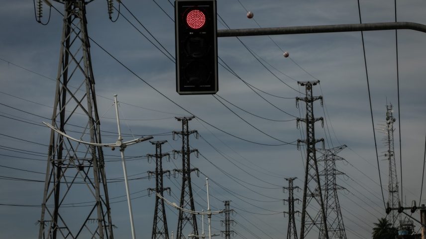 Linhas de transmissão de energia no Rio: disputa em projeto com impacto na conta de luz está por trás da decisão de Motta de pautar a derrubada do IOF (Foto: Brenno Carvalho / Agência O Globo)