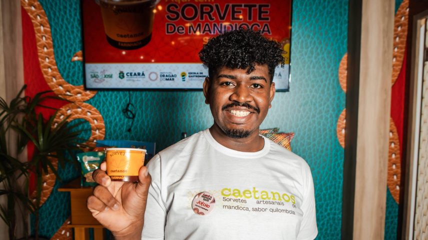 Joélho Caetano mostra o sorvete de farinhada durante feira em São Paulo (Foto: Natalia Hare/Folhapress)