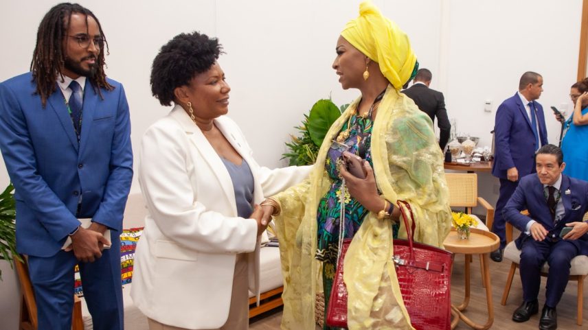 Ministra da Cultura do Brasil, Margareth Menezes, e a ministra da Arte, Cultura e Economia Criativa da Nigéria, Hannatu Musa Musawa, durante reunião do G20, em Salvador, no ano passado (Foto: Victor Vec/ MinC)