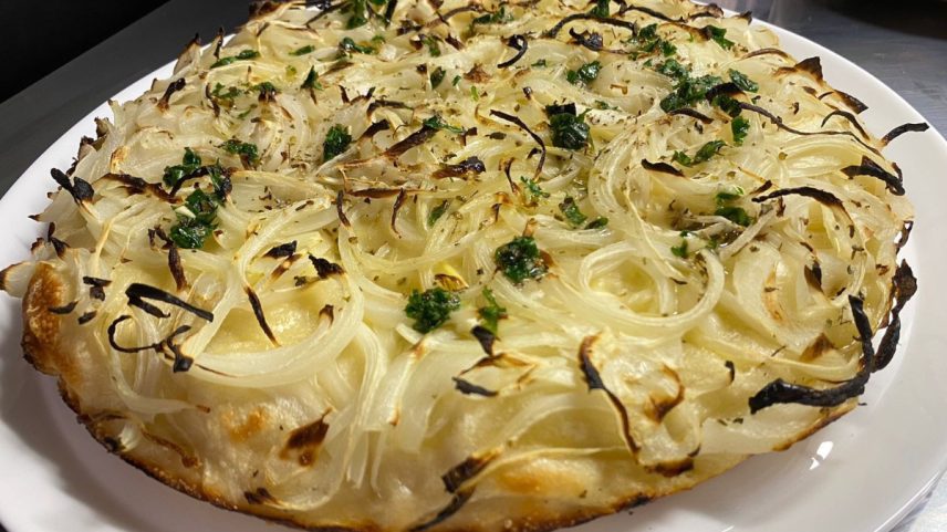 Pizza fugazzeta no Rio de Janeiro: casa portenha Santa Maradó tem versão clássica com cebola, queijo, orégano e chimichurri — Foto: Divulgação