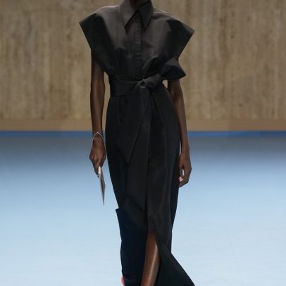 Vestidos pretos dominam o estilo profissional nos escritórios em 2025