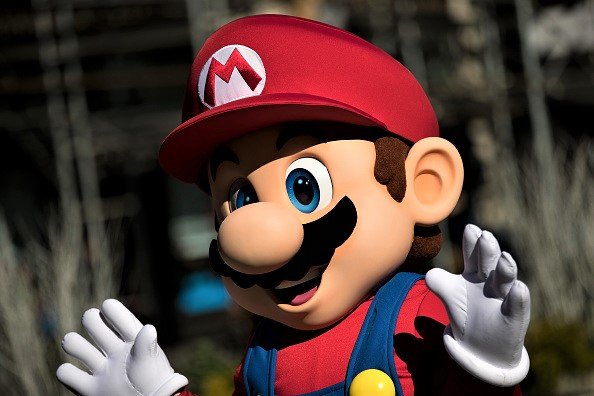 Uma pessoa vestida como o personagem da Nintendo, Mario, acena em um local pop-up da Nintendo no Madison Square Park, em 3 de março de 2017, na cidade de Nova York. O console Nintendo Switch é colocado à venda hoje e tem o preço de 300 dólares. (Foto: Drew Angerer/Getty Images)