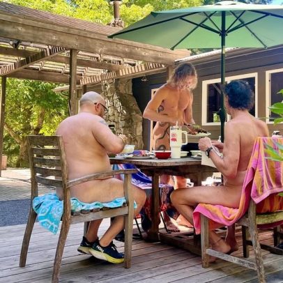 Retiro masculino promove nudismo e masturbação para libertar a vergonha