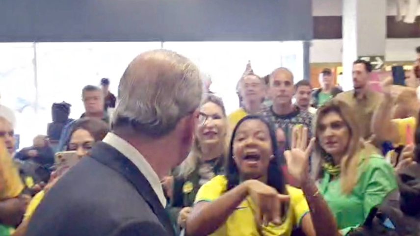 Eduardo Cunha é chamado de ladrão por bolsonarista em aeroporto de BH (Foto: Igor Passarini Folhapress)
