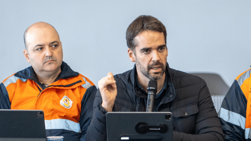 Eduardo Leite ao lado de membros da Defesa Civil estadual. 20.06.2025 (Foto: Governo do Rio Grande do Sul)
