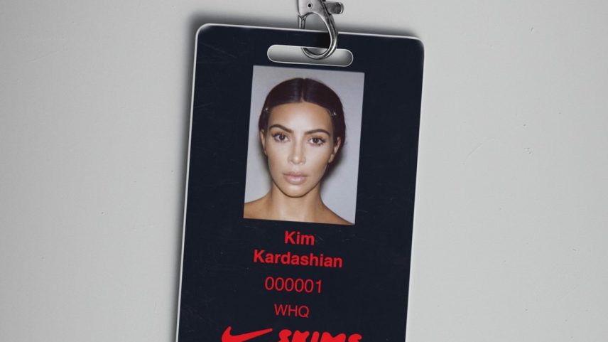 Crachá de Kim Kardashian na NikeSKIMS (Foto: NikeSKIMS / reprodução)